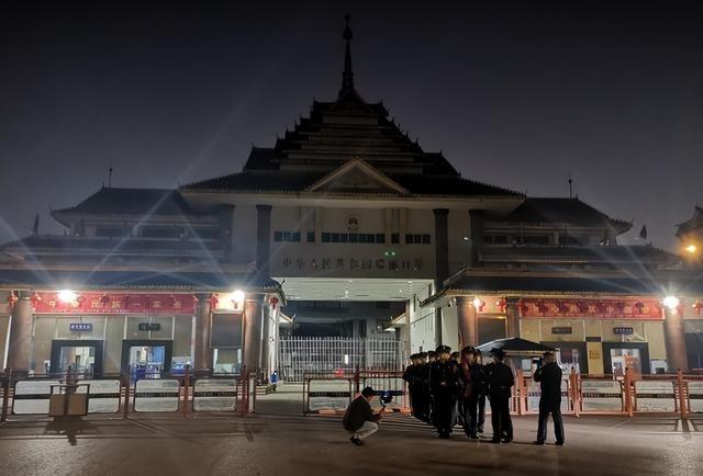 中国的一块飞地，紧邻缅甸到处是外国车，10米高的界墙安全感十足