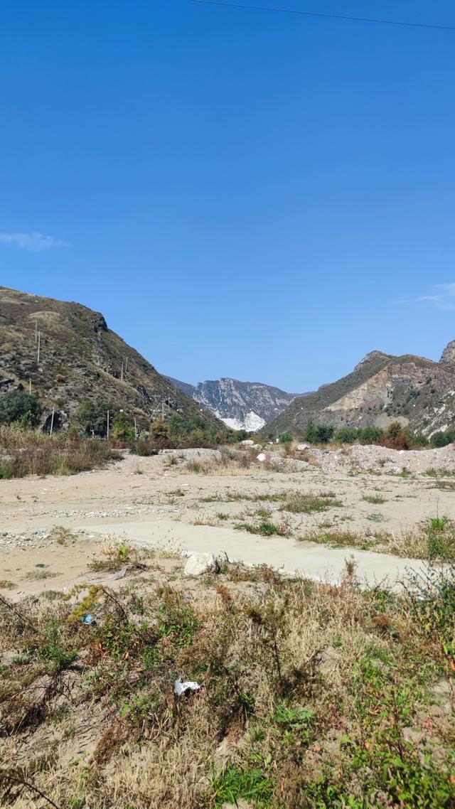 呼和浩特哈拉沁沟，一条小河从两山峡谷流出，步行只能走小路