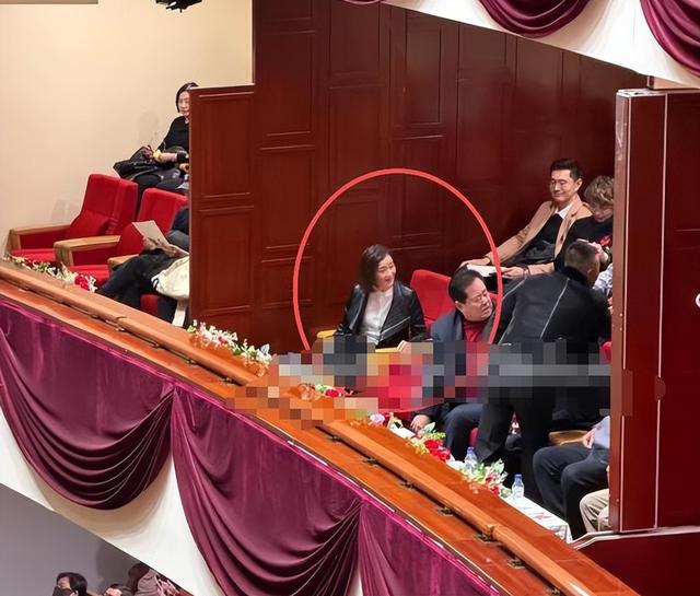 宋祖英和老友在北京观看京剧《穆桂英挂帅》