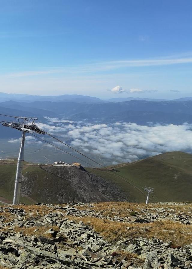 登上新疆云霄峰，一览四国景！