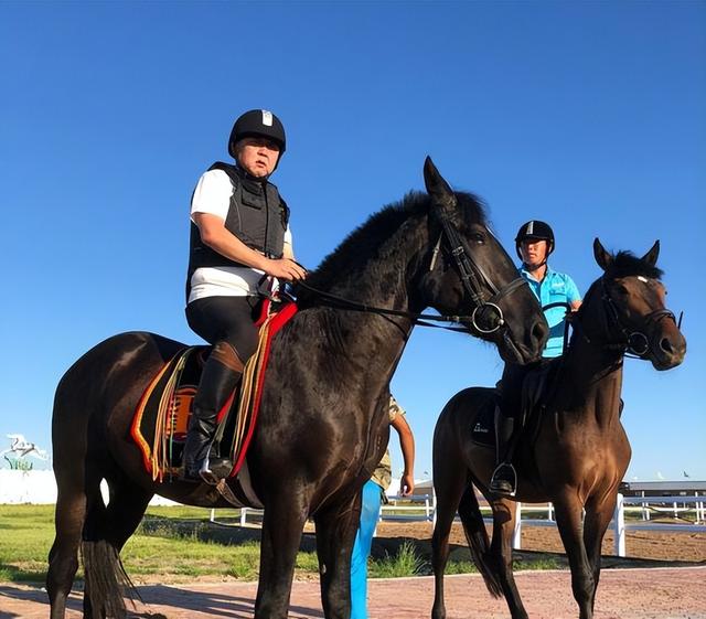 不查不知道一查吓一跳，坐拥北京60亩马场的于谦，私下到底有多壕