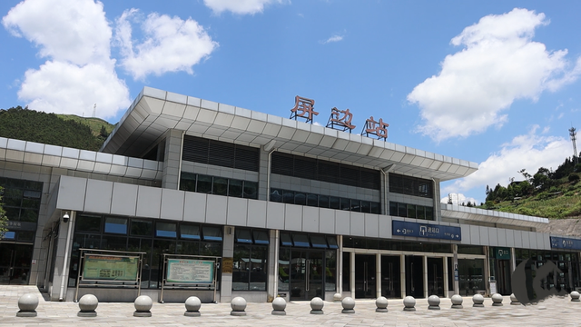 云南宝藏森林城市，温泉瀑布，苗寨古村，昆明动车直达