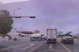 救护车闯红灯被撞，车上两人身亡，责任到底如何划分？到底谁的错图片
