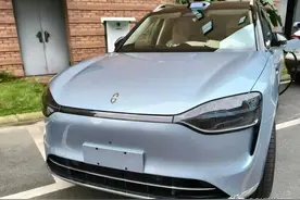 问界M9新车曝光：天青蓝尽显豪华，怀挡杆与华为AR-HUD领科技风潮图片