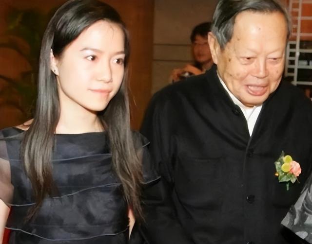 演都不演了！杨振宁去世仅7天，恶心的一幕出现，结局大快人心