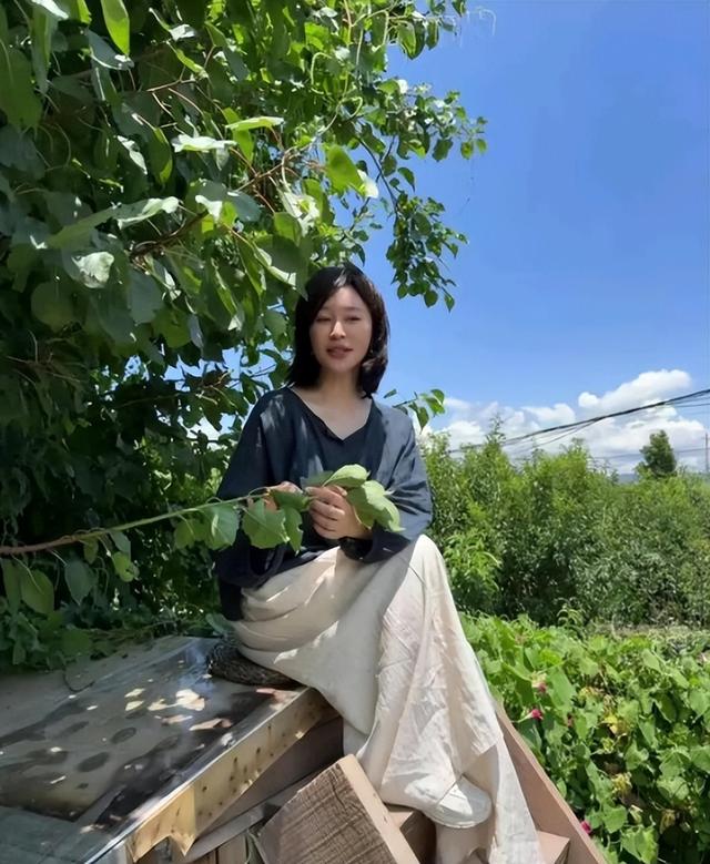 房子斌一家游大理，杨雨婷脸肿馒化严重，18岁女儿大学曝光太优秀