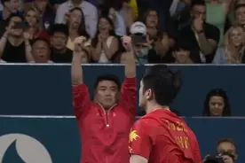 3次痛失奥运金牌，20年后爱徒替他圆梦，这一吻一抱让无数国人泪奔图片