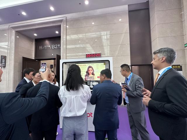 XBOT咖啡机器人闪耀东盟博览会，七机联展彰显中国机器人智造未来