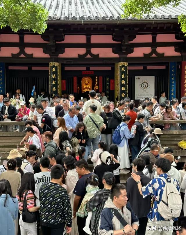 灵隐寺拆了售票处，撕开了多少寺庙的尴尬
