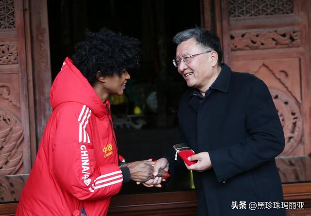 黑珍珠玛利亚到访运城 朝圣关帝庙传中非情谊