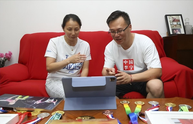 同是冠军父母，陈芋汐父母夸女儿很自律，全红婵母亲却说：胖点好