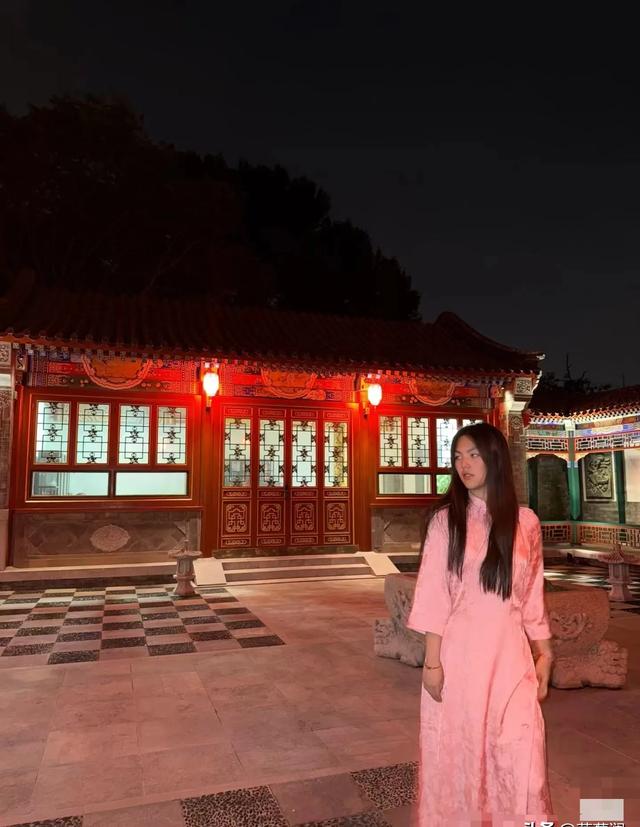 王诗龄晒自家北京小院，大半夜穿旗袍拍照，面无表情上演中式恐怖