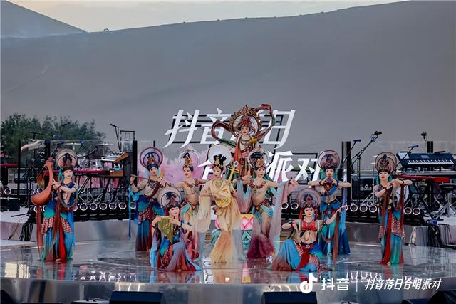 “跟着艺术游甘肃”敦煌鸣沙山月牙泉“抖音七夕落日派对”成功举办
