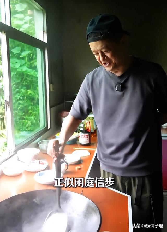 53岁李亚鹏现状：公司狂赚70亿，却住乡下吃野菜，小娇妻不离不弃