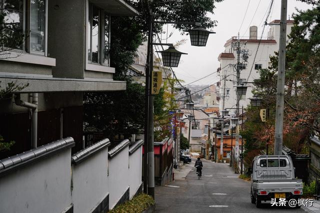 说起雪地泡汤，难道只有北海道吗？