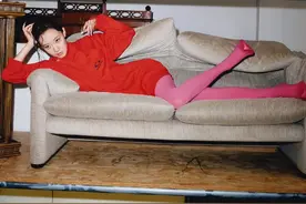 39岁张小斐进军时尚圈，首登“五大女刊”杂志封面秀大长腿图片