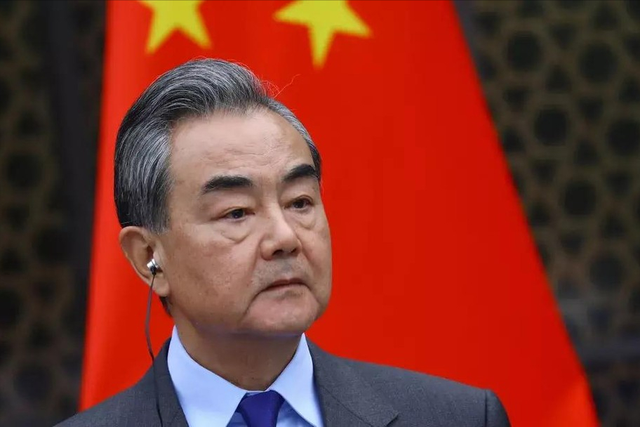 赶在美国夺岛前，欧盟27国要联华抗美？这一次，王毅接到特殊电话