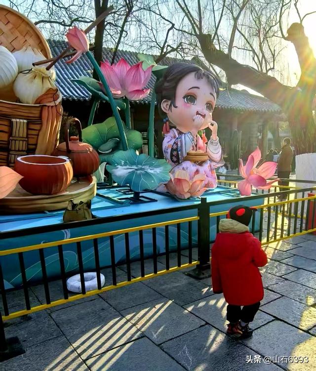 新华社原军事记者陶俊峰泉城美拍——筹备中的迎春花灯