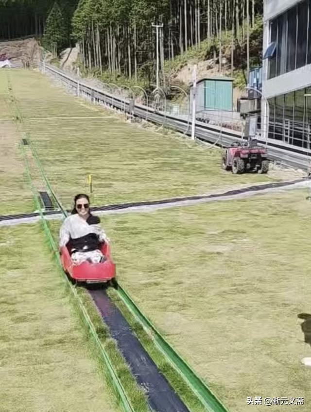德隆山庄的故事：九岭尖滑雪场滑草记。