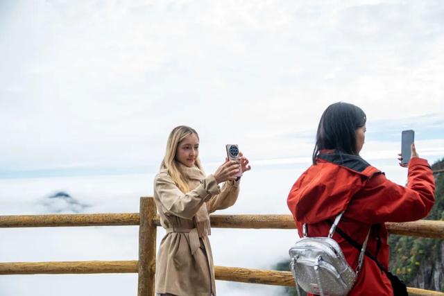 第三只眼看中国·打卡魅力江西 | 外籍博主赞叹明月山云海奇观，高山奇景震撼世界！