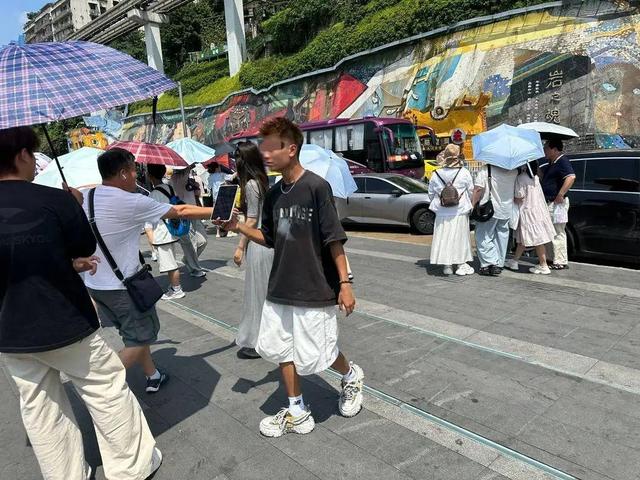 官方再通报！红衣女子“底裤”被扒，列入黑名单，再也不敢嚣张了