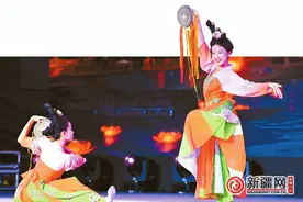 乌鲁木齐：跃动青春，朵朵雪莲花绽放在舞台图片