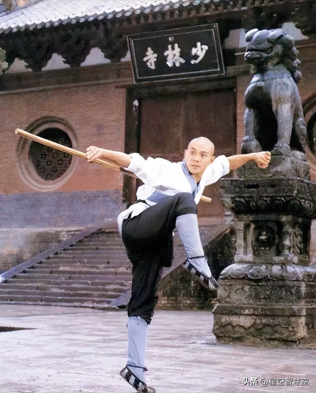 1985年少林寺，已经开始收门票，初显商业气息，美国游客拍下照片