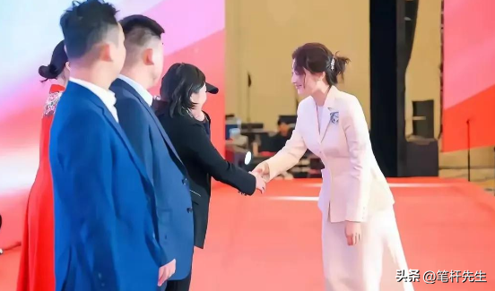 杜建英同学炮轰宗馥莉！没教养很恶毒，评论区沦陷，黑料被扒出
