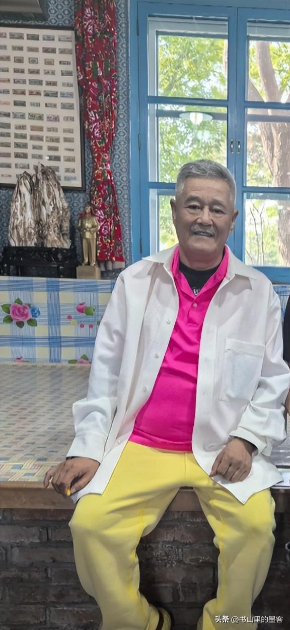 68岁赵本山现身三亚，逛街专人接待，买太多衣服保镖快拎不动袋子