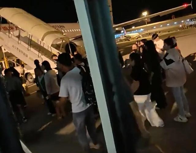 青海机场惊魂3分钟，乘客砸窗逃生，缺氧晕倒，机场回应惹众怒