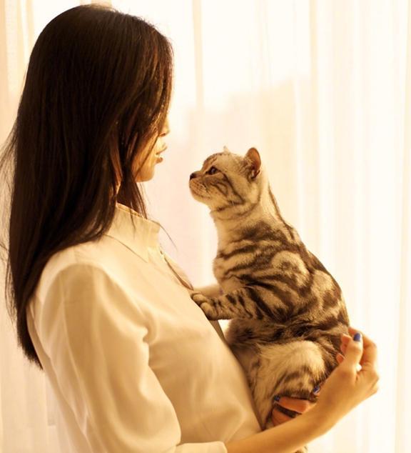 姚晨和儿子在北京别墅堆雪人，儿子土豆越长越帅，院子里都是猫窝