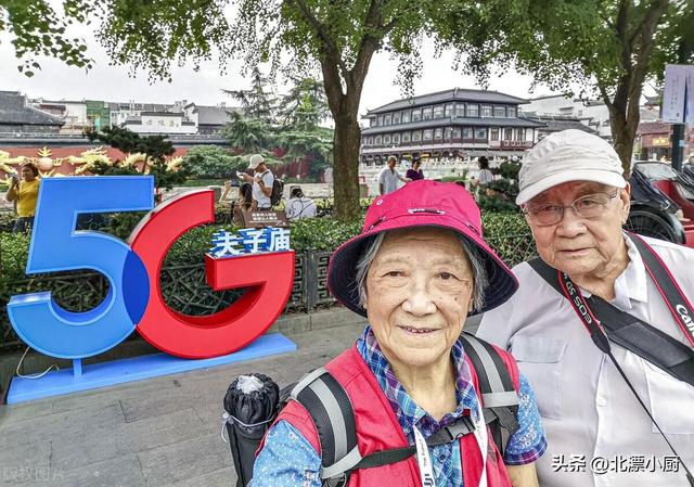 退休后出门旅游，过来人提醒：最好别自由行，体验2次你就明白了