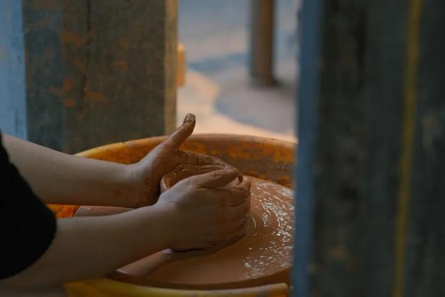 喝井水，烤豆腐，云南这座活着的千年古城，和杭州同名