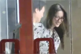 刘亦菲与干爹热聊被拍，女方捂嘴大笑，两人互动自然毫不避嫌！图片