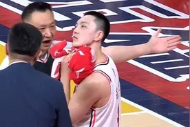 胡明轩劝架被罚下，苏群直言是裁判毁掉了广东队的翻盘希望图片