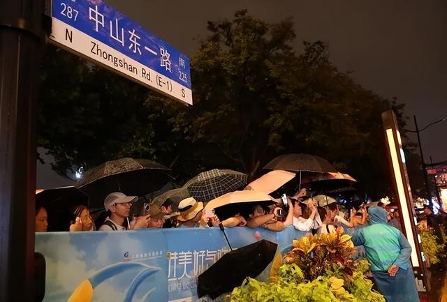 打高铁来，携老伴来，游客冒雨赏花车，给上海旅游节大巡游打几分？