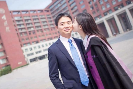 刘强东章泽天久违合体仅3天，令人恶心的一幕上演，杨颖也被牵连