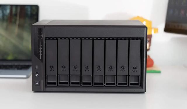 威联通2025新品Qu805首测：8盘位 + N355 + 16GB，性能与性价比全有了