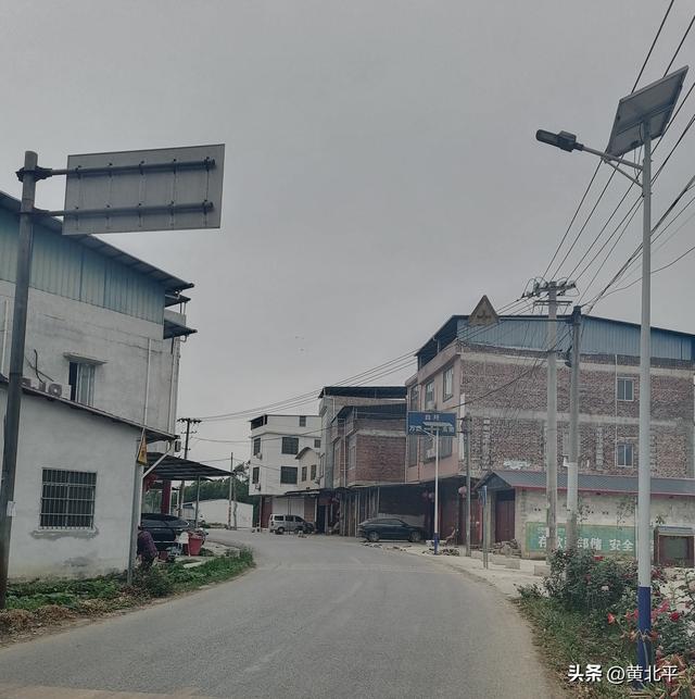 广西南宁市上林县撤销的万嘉乡，城建比镇还大为何并入巷贤了呢？