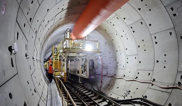 岸田文雄头疼了！2023年仅出口6台光刻机，利润暴跌至少22%