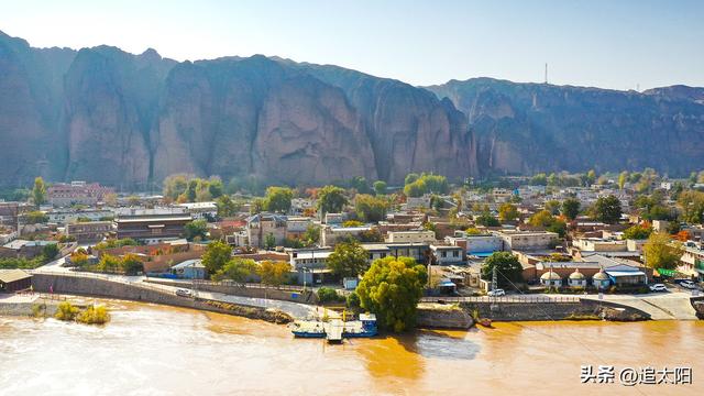 以金黄为主色调的秋日景泰龙湾