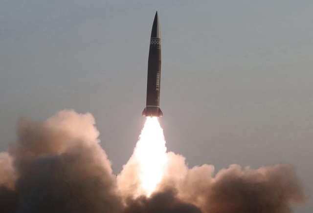 日本叫嚣拥核，金正恩亲自指挥一颗导弹“砸向日本海”	，高市傻眼