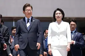 韩国第一夫人全网火了！打扮朴素自带气场，58像38，比金建希耐看图片