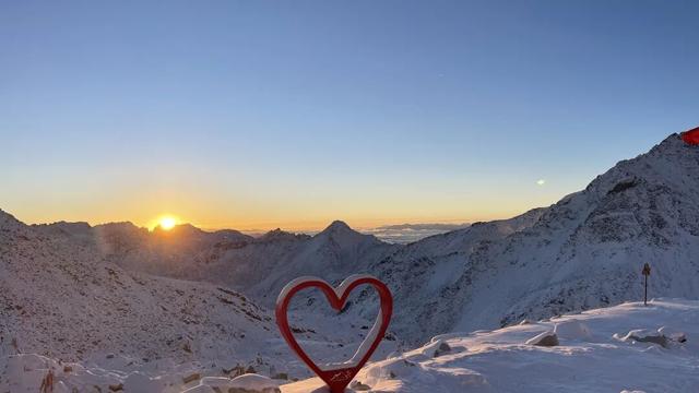 4860米云端告白指南！在达古冰川的日照金山下，说最甜的情话