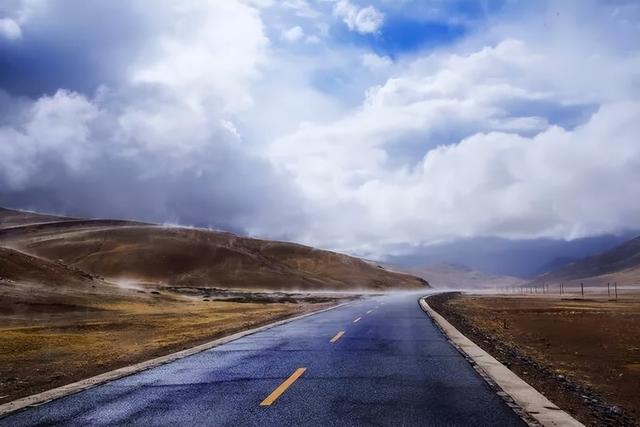 沙漠与湖泊相拥！西藏这片五彩沙丘美到犯规