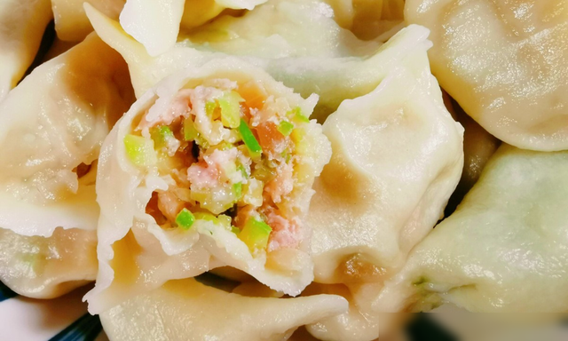 煮饺子，水开直接下锅是错的，这样煮才正确！饺子鲜嫩多汁不破皮