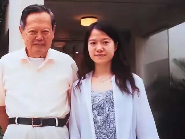 杨振宁身覆国旗，翁帆是家属代表站第一位，重量级好友也到场悼念