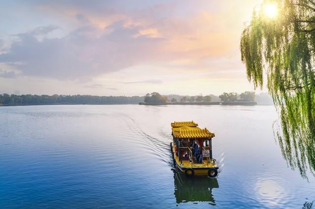 在千岛湖的深处，藏着一处风景绝美的地方叫红叶湾