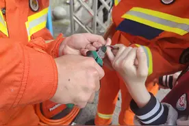 女生被课桌“咬手” 九龙坡消防“拆桌”救援图片