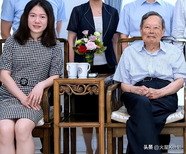 事实证明，49岁无儿无女的翁帆，早被杨振宁安排好了退路